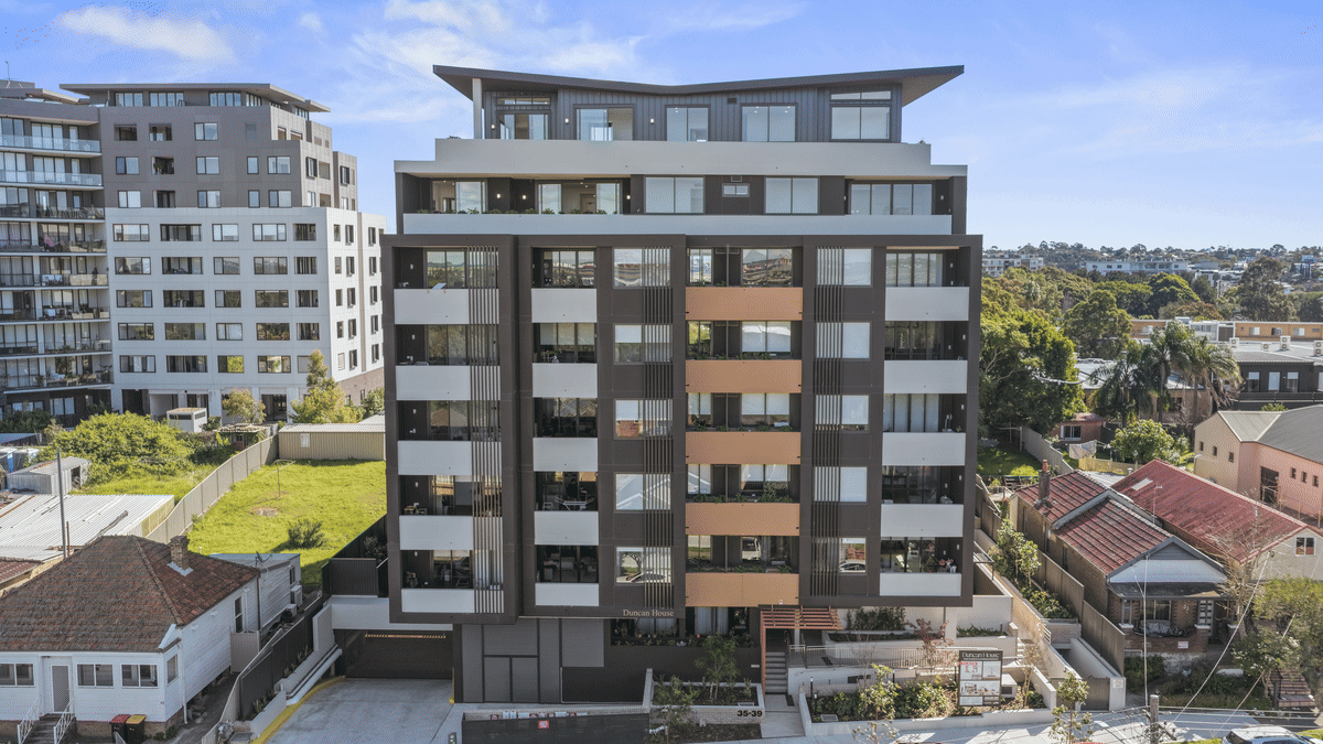 Duncan House apartment building — facade, aerial and city skyline views